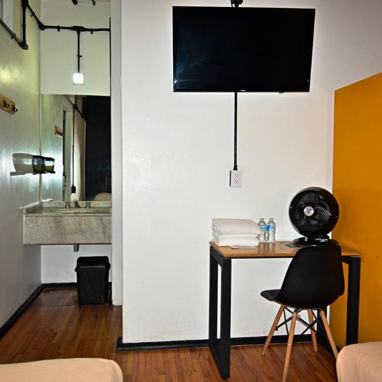 Hostel Mundo Joven Catedral - Twin Room with Private Bathroom - 4