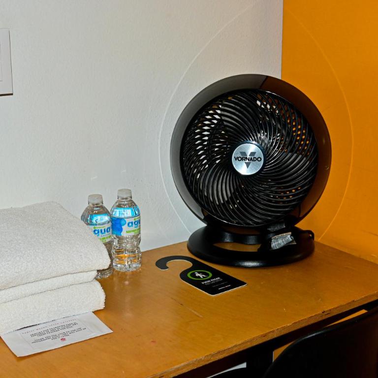 Hostel Mundo Joven Catedral - Queen Room with Private Bathroom - 4