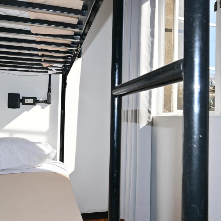 Hostel Mundo Joven Catedral - Bed in 6-Bed Female Dormitory Room Exterior Shared Bathroom - Zocalo View - 4