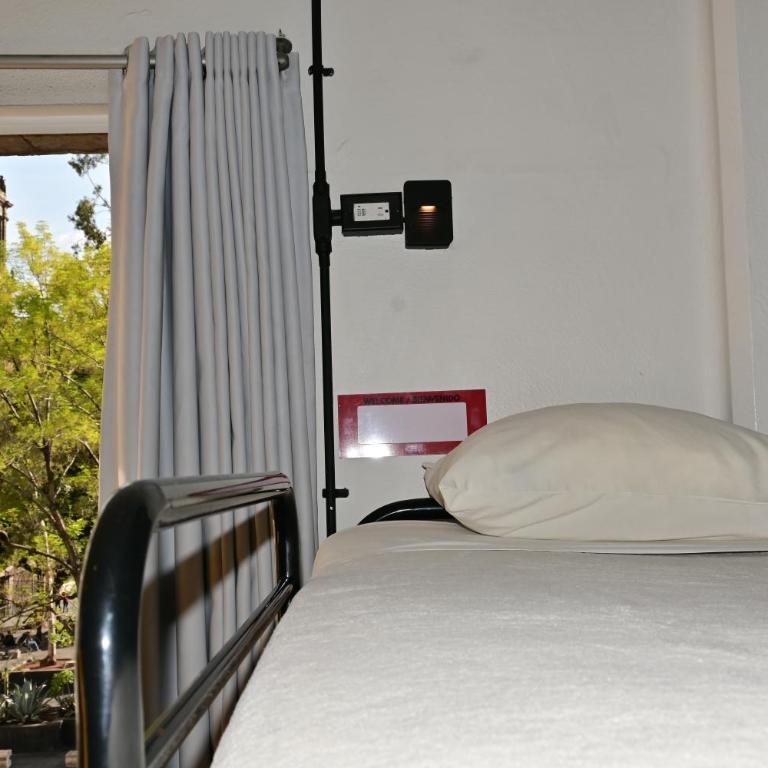 Hostel Mundo Joven Catedral - Bed in 6-Bed Female Dormitory Room Interior Shared Bathroom - 4