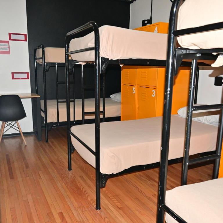 Hostel Mundo Joven Catedral - Bed in 6-Bed Mixed Dormitory Room Interior Shared Bathroom - 3