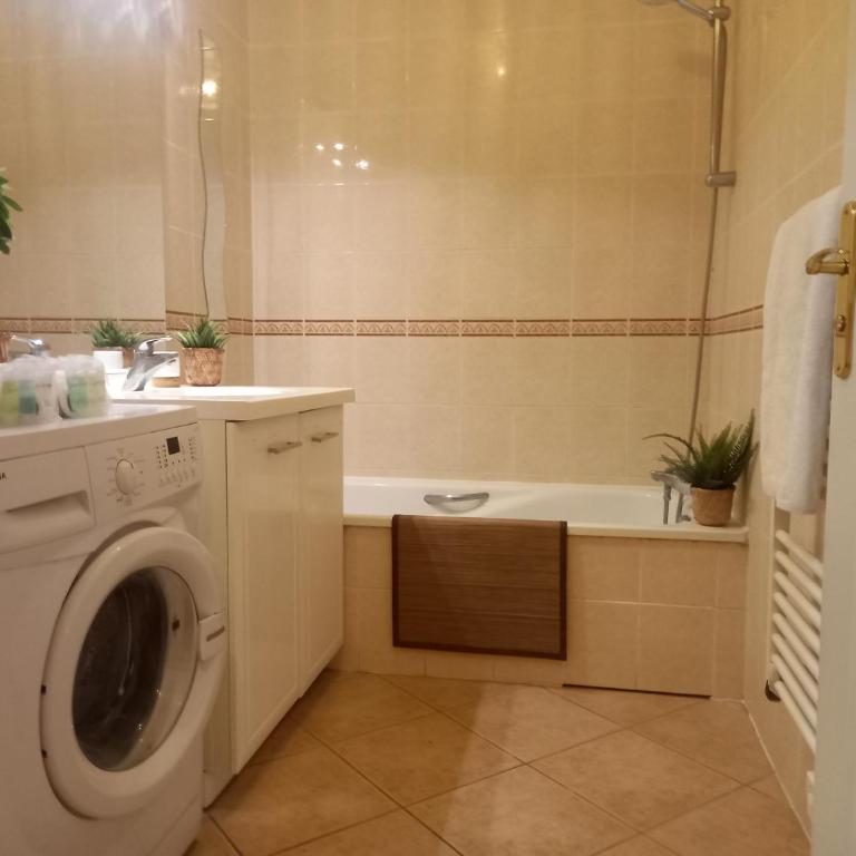 T2 de 56m2 - Genève à 5 min- Parking Privé Gratuit - Appartement 1 Chambre - 25