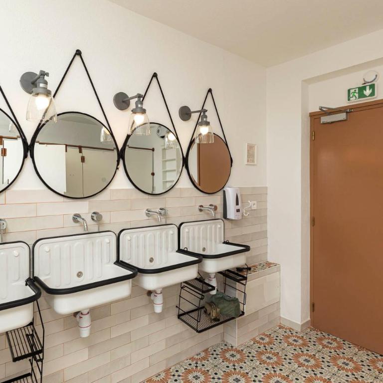 Corsica Hostel Porto Vecchio - partie chambre privée - Private Room - 4 Beds with Shared Bathroom - 6