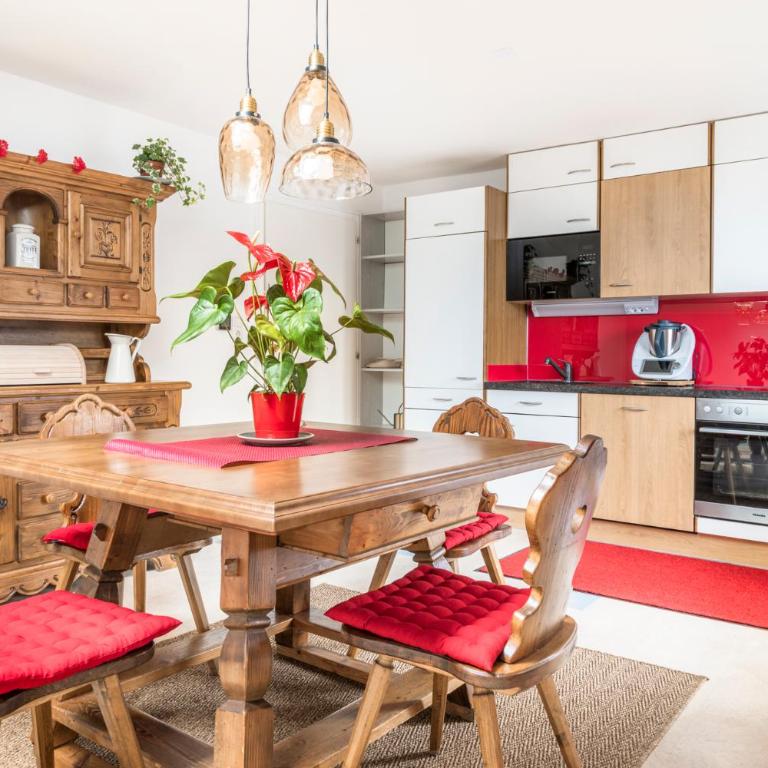 Stadtbauernhof Salzburg - Ferienwohnung - Gut Unterleithen - farm & the city - Two-Bedroom Apartment - 1