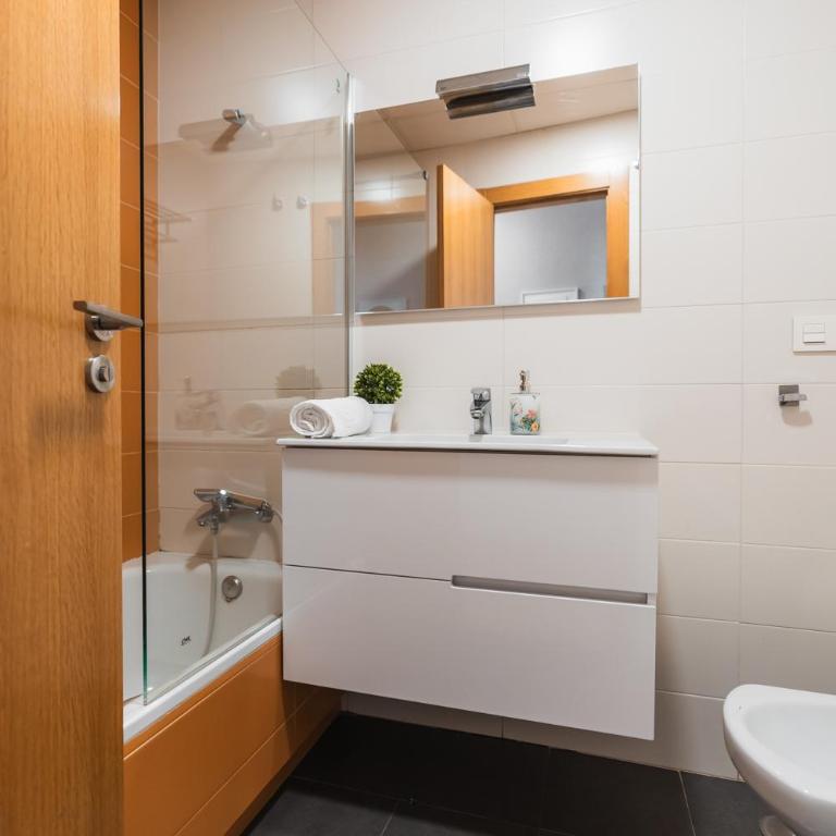 tuGuest Bib Rambla Aparments - Three-Bedroom Apartment with View - 20