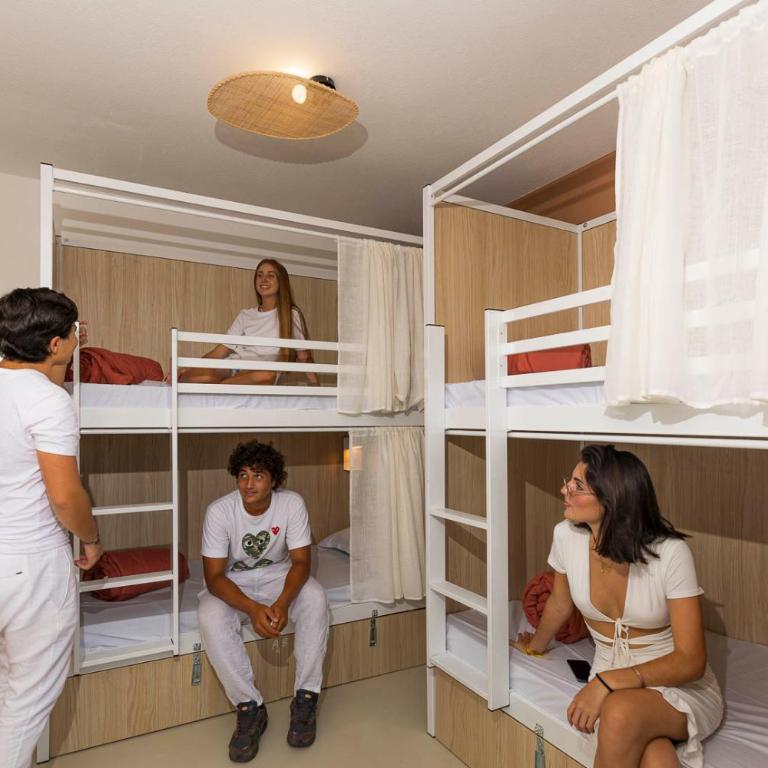 Corsica Hostel Porto Vecchio - partie chambre privée - Private Room - 4 Beds with Shared Bathroom - 9