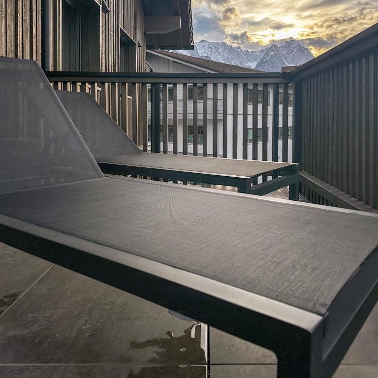 LIVALPIN Retreat - Three-Bedroom Apartment with Balcony and Mountain View - 31