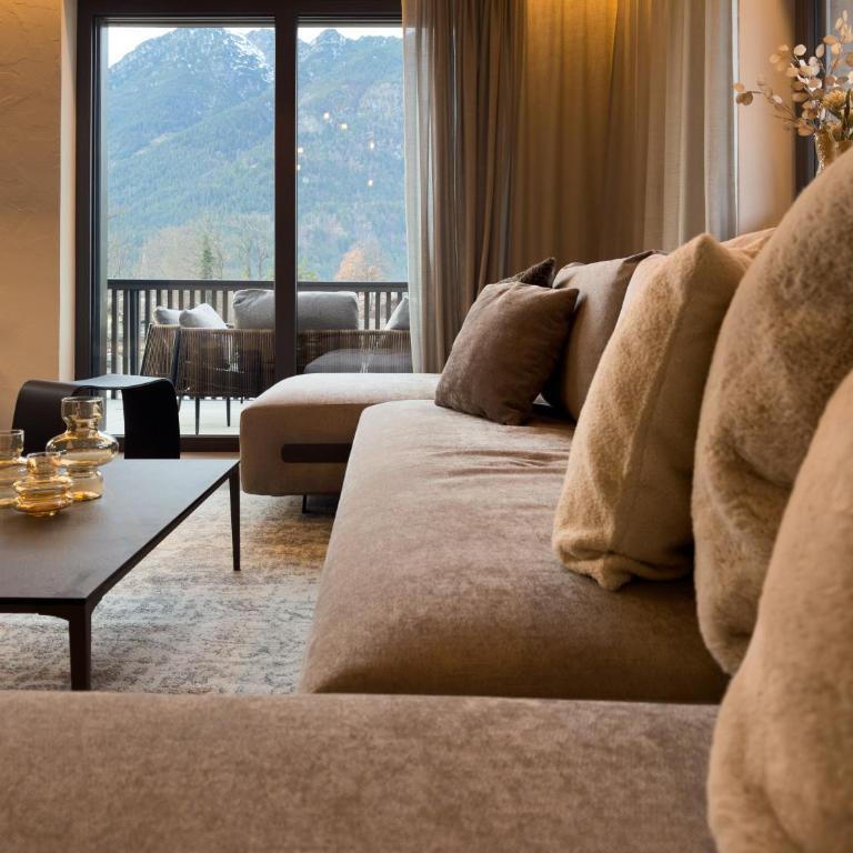 LIVALPIN Retreat - Three-Bedroom Apartment with Balcony and Mountain View - 4