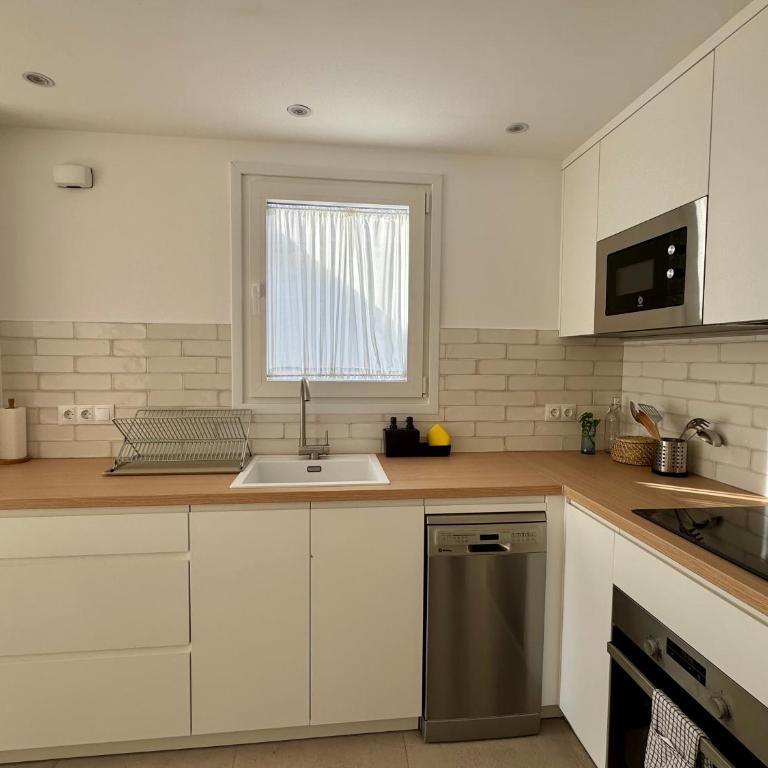SunnyPalms - Beachfront Penthouse with stunning sea view - Two-Bedroom Apartment - 11