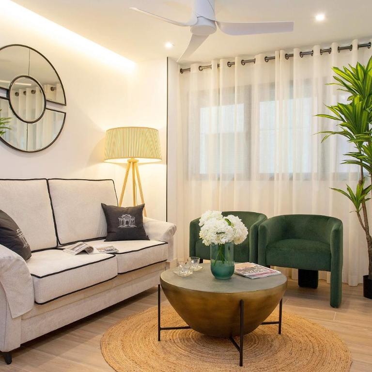 Genteel Home Alhóndiga II Granada - Three-Bedroom Apartment - 1