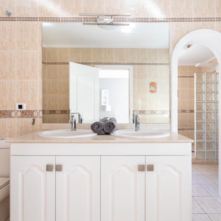Luxurious villa 1,5 kilometers from Costa Adeje - Villa - 11