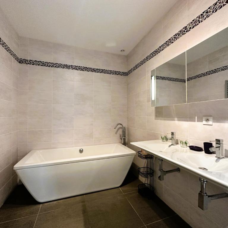 Villa Eden pour 8 personnes climatisée avec piscine chauffée et vue mer à La Londe-les-Maures - Maison de Vacances 4 Chambres - 26