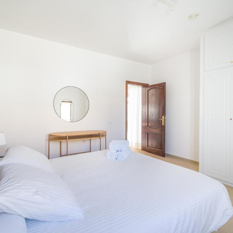 VILLA LOBOS with private pool and BBQ - Three-Bedroom Villa - 7