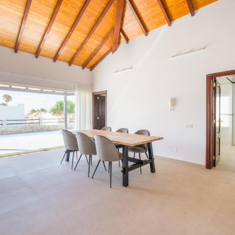 VILLA LOBOS with private pool and BBQ - Three-Bedroom Villa - 9