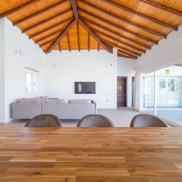 VILLA LOBOS with private pool and BBQ - Three-Bedroom Villa - 12