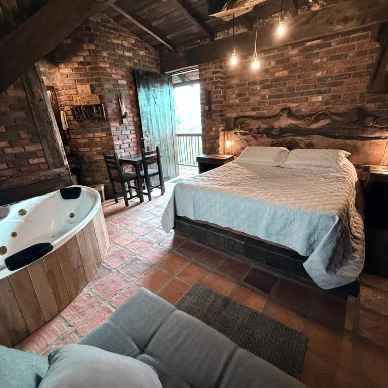 El Agrado Restaurante Cabañas - Suite con cama grande y balcón - 9