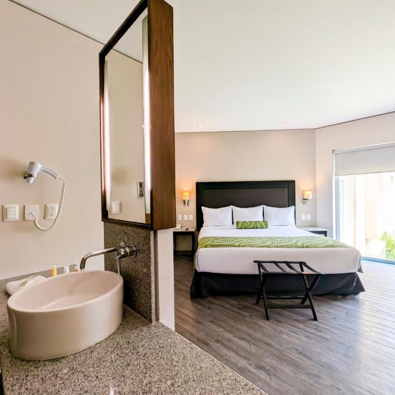 Plaza Camelinas Hotel - Executive King Room - 4