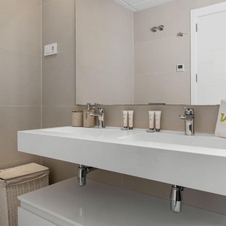ViVi Homes - Sublime Close to the beach, Garden, Pool & Hot Tub - Three-Bedroom Deluxe Apartment - 20