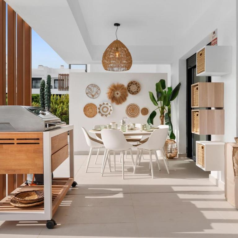 ViVi Homes - Sublime Close to the beach, Garden, Pool & Hot Tub - Three-Bedroom Deluxe Apartment - 1