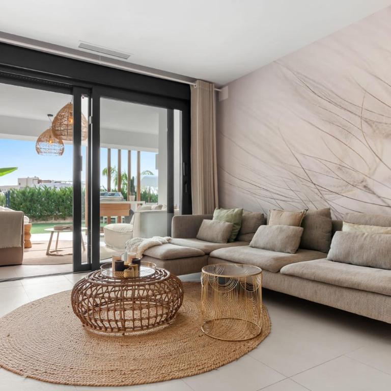 ViVi Homes - Sublime Close to the beach, Garden, Pool & Hot Tub - Three-Bedroom Deluxe Apartment - 11