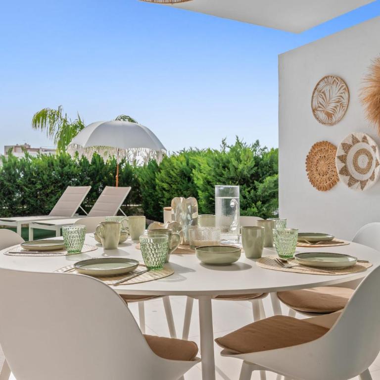 ViVi Homes - Sublime Close to the beach, Garden, Pool & Hot Tub - Three-Bedroom Deluxe Apartment - 6