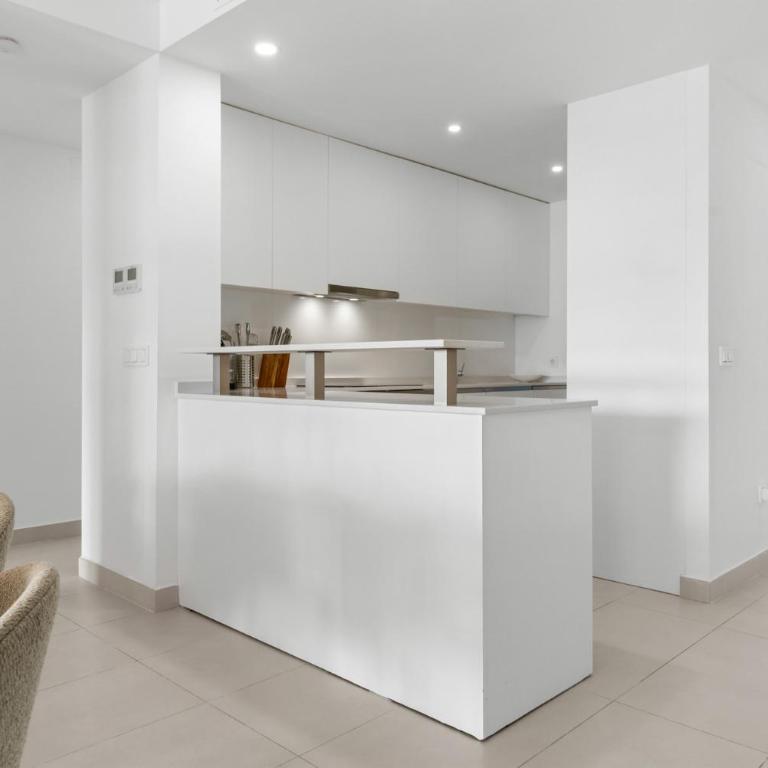 ViVi Homes - Sublime Close to the beach, Garden, Pool & Hot Tub - Three-Bedroom Deluxe Apartment - 14