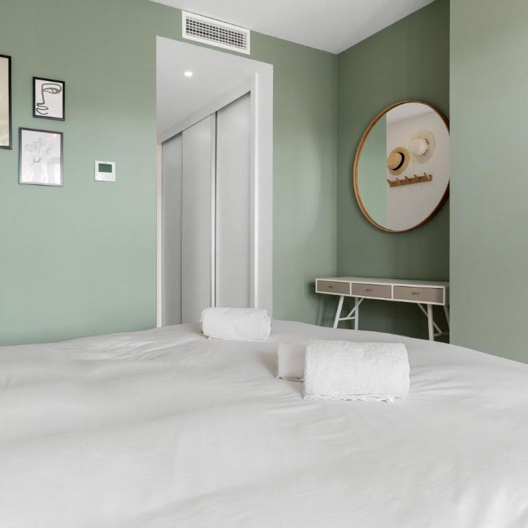 ViVi Homes - Sublime Close to the beach, Garden, Pool & Hot Tub - Three-Bedroom Deluxe Apartment - 17
