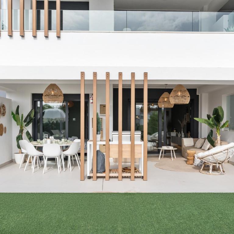 ViVi Homes - Sublime Close to the beach, Garden, Pool & Hot Tub - Three-Bedroom Deluxe Apartment - 9