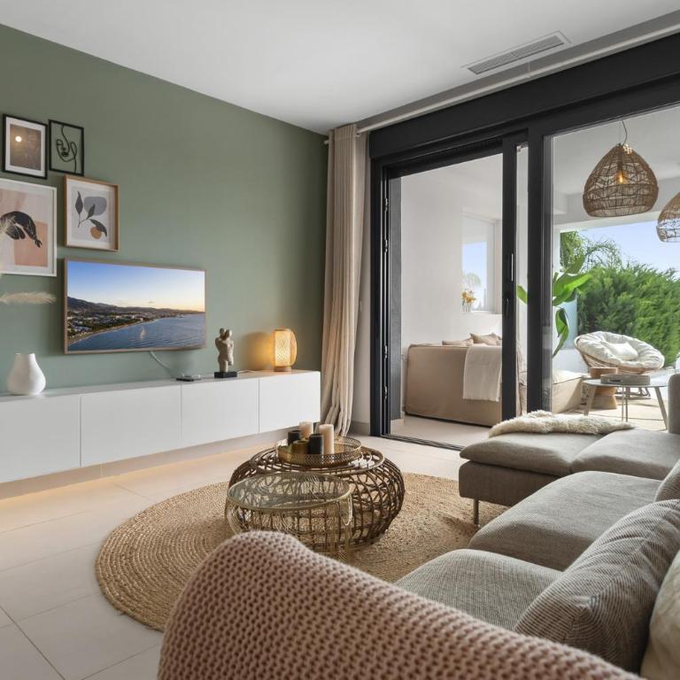 ViVi Homes - Sublime Close to the beach, Garden, Pool & Hot Tub - Three-Bedroom Deluxe Apartment - 3