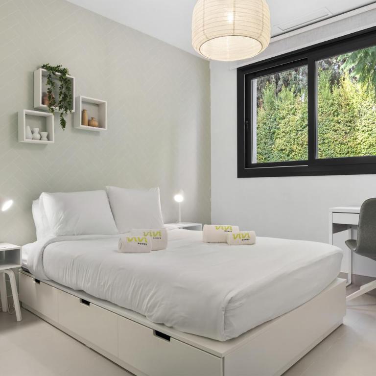 ViVi Homes - Sublime Close to the beach, Garden, Pool & Hot Tub - Three-Bedroom Deluxe Apartment - 42