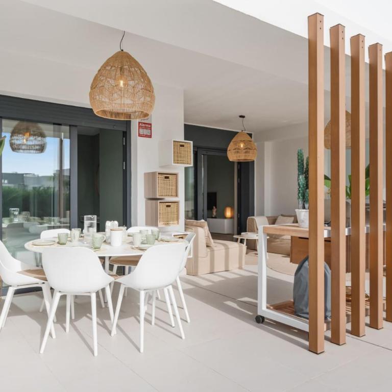 ViVi Homes - Sublime Close to the beach, Garden, Pool & Hot Tub - Three-Bedroom Deluxe Apartment - 7