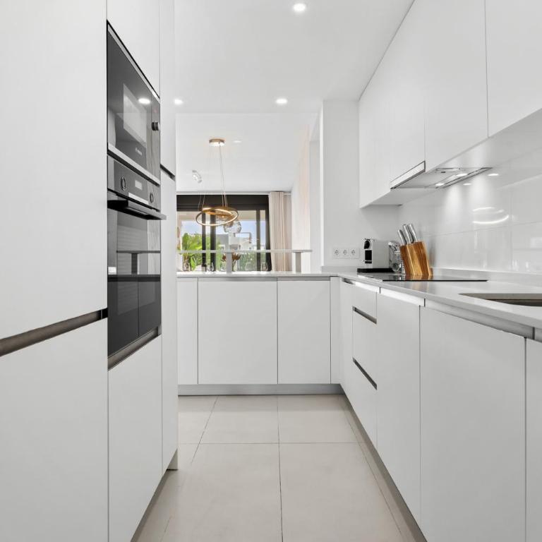 ViVi Homes - Sublime Close to the beach, Garden, Pool & Hot Tub - Three-Bedroom Deluxe Apartment - 41