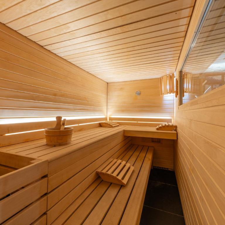 Serrechevalierholidays Chalet Piscine chauffée&Spa, jardin, billard, ping-pong, baby-foot 18 personnes - Maison 6 Chambres - 84