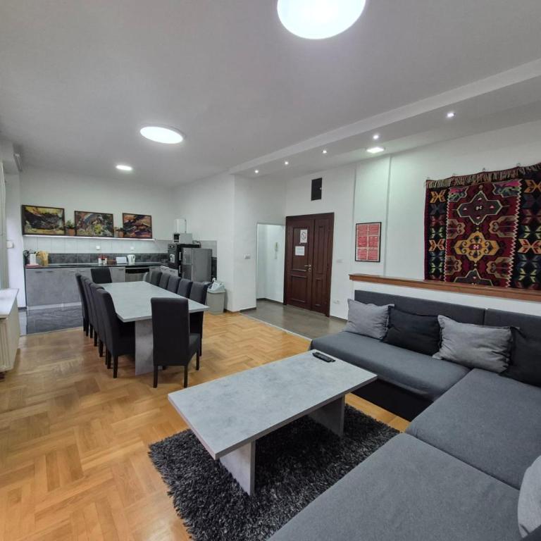 Authentic Belgrade Centre Apartments for large groups, Republic Square - Up to 39 people in 4 apartments - Apartman s 4 Spavaće Sobe i Terasom - 16