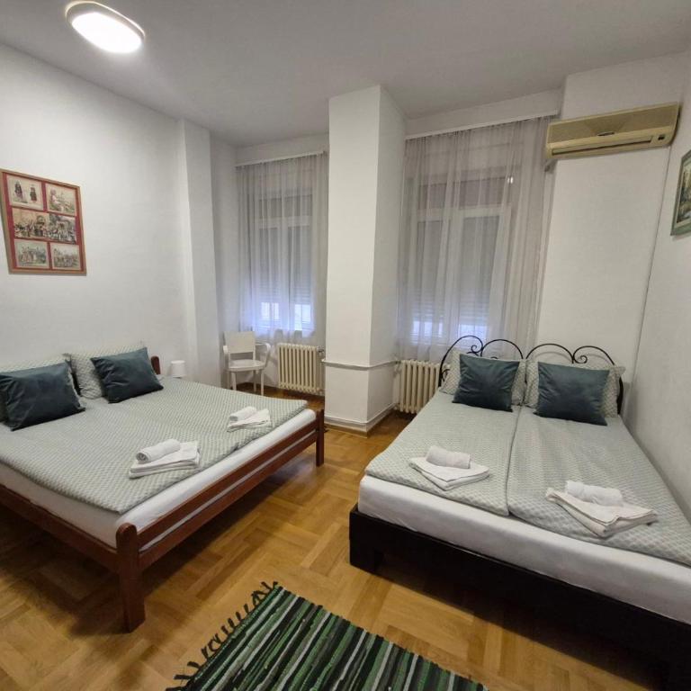Authentic Belgrade Centre Apartments for large groups, Republic Square - Up to 39 people in 4 apartments - Apartman s 4 Spavaće Sobe i Terasom - 6