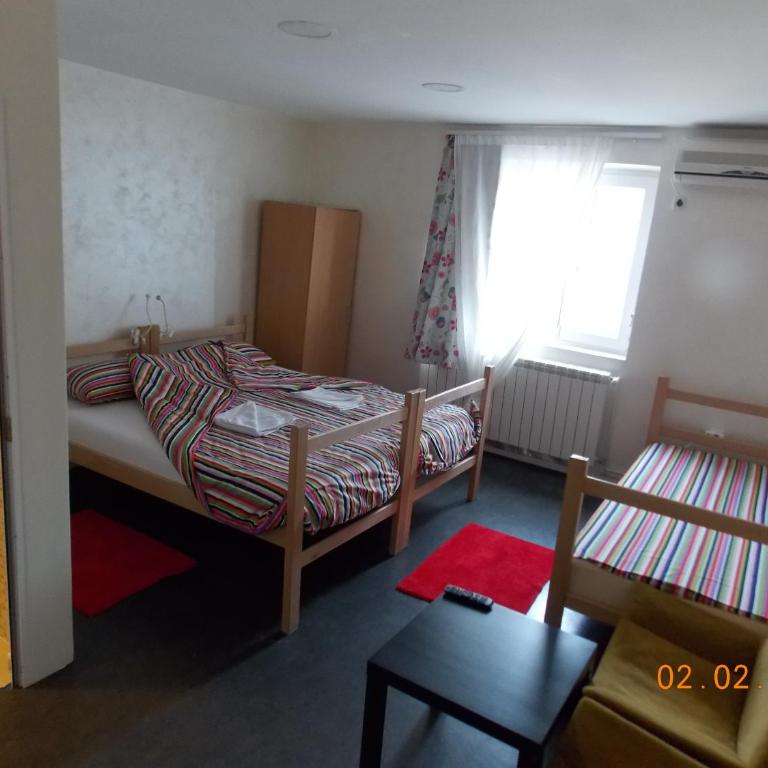 Guest House Miss Depolo - Standardna Trokrevetna Soba sa Sopstvenim Kupatilom - 1