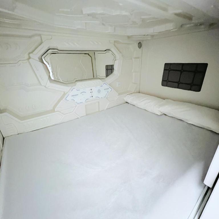 Hostel Space Capsule - Habitación Doble con baño compartido - 1