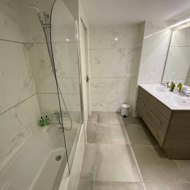 Fabulous Two-Bedroom Apartment with parking - Appartement - 24