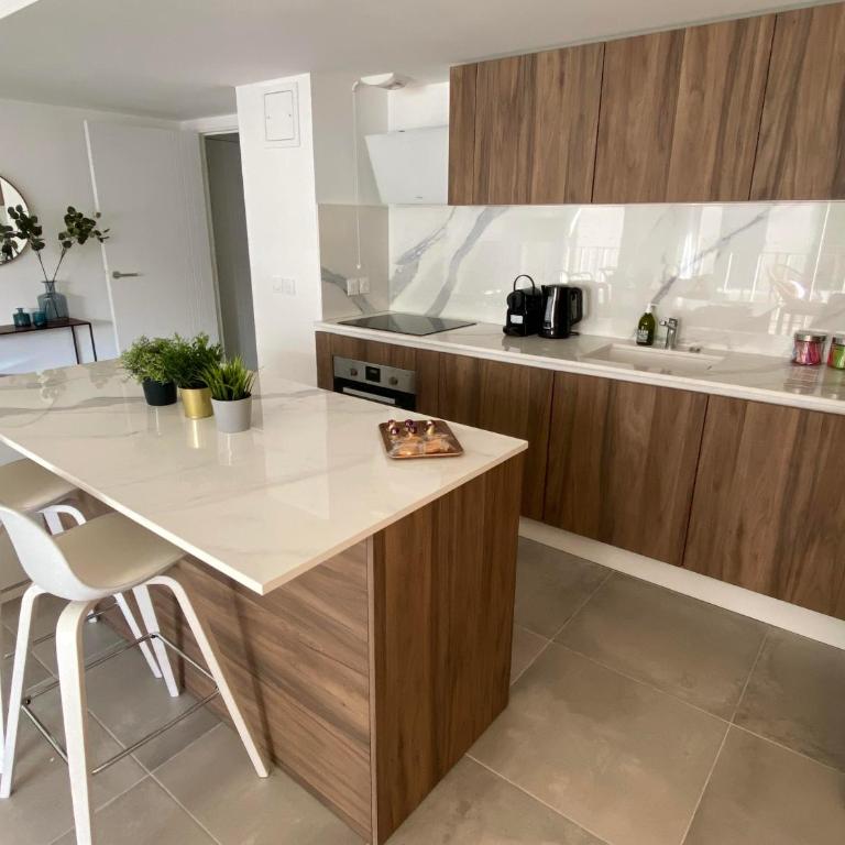 Fabulous Two-Bedroom Apartment with parking - Appartement - 14