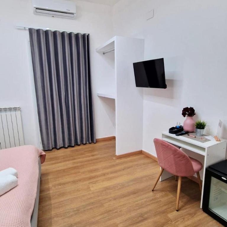 B&B ONE - Triple Room with Private Bathroom - 3
