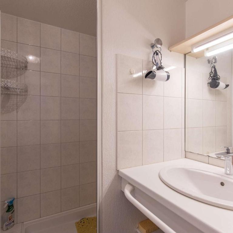 Appartement T4 7 pers, parking, proche stations ski - Maison 3 Chambres - 8