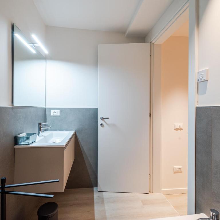 Vittoria Apt Luxury e Design in Duomo - One-Bedroom Apartment - 6