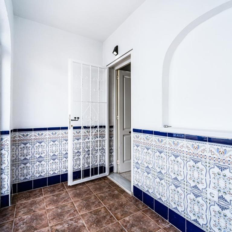 Renovated Townhouse - Rooftop, Garden & Stunning Views - Two-Bedroom House - 15