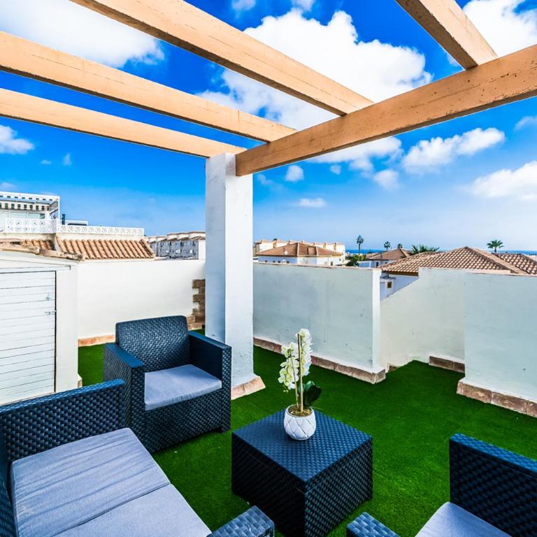 Renovated Townhouse - Rooftop, Garden & Stunning Views - Two-Bedroom House - 30