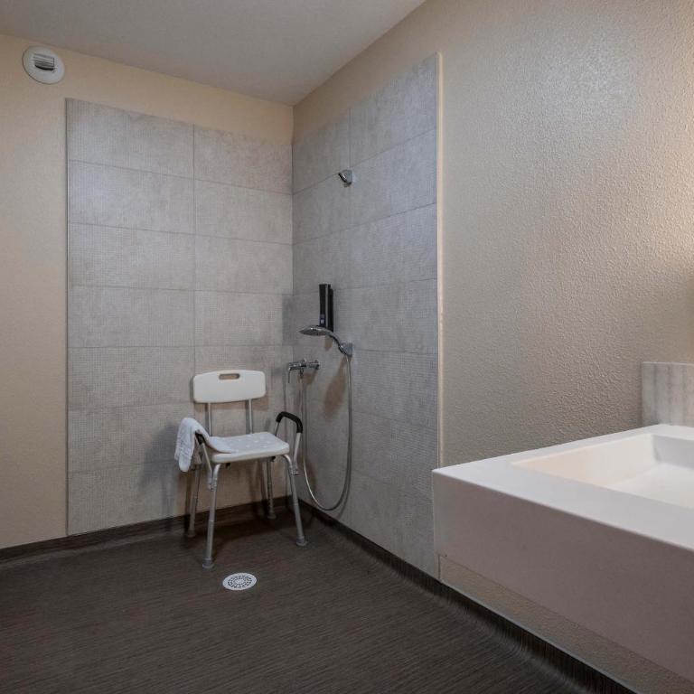 B&B HOTEL La Rochelle Centre Les Minimes - Chambre Double - Accessible aux Personnes à Mobilité Réduite - 2