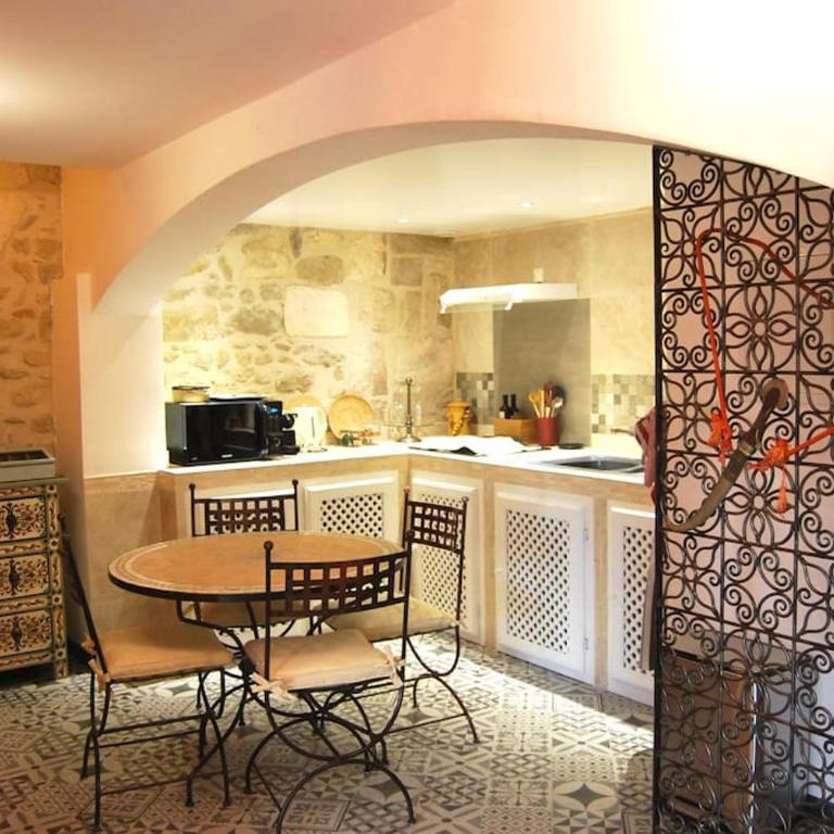 Traditional Riad Camargue Arles - Two-Bedroom Apartment - 3