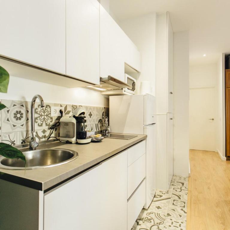 Bright Renovated Full of Natural Light 2BR 2BA - Apartment - 11