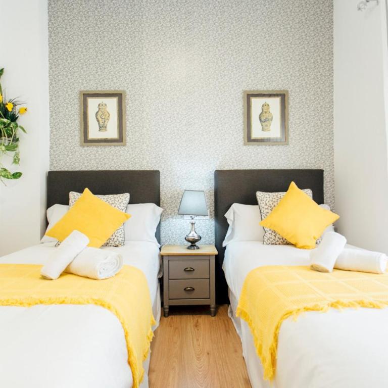 Bright Renovated Full of Natural Light 2BR 2BA - Apartment - 21