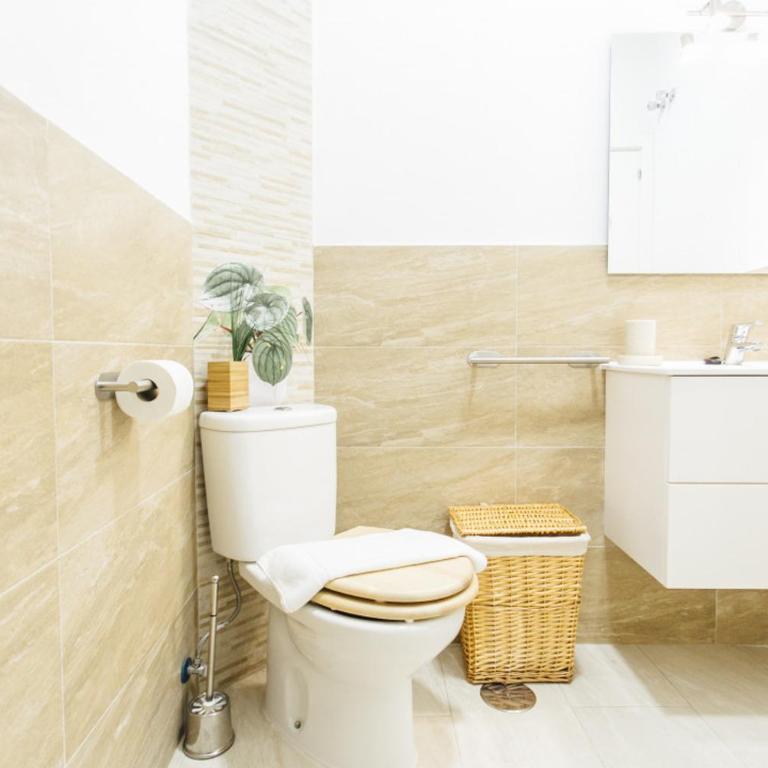 Bright Renovated Full of Natural Light 2BR 2BA - Apartment - 25