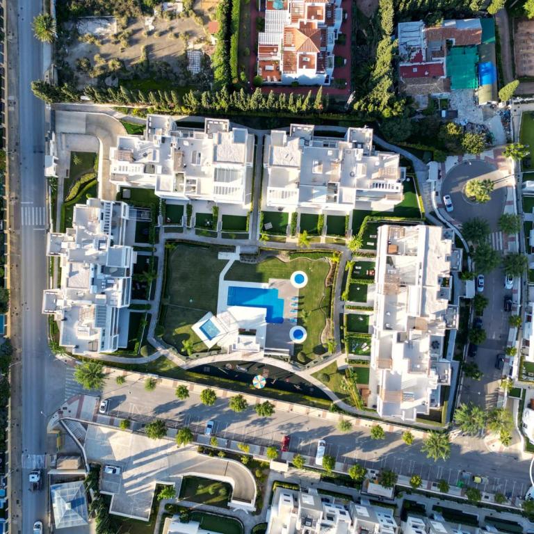 ViVi Homes - Sublime Close to the beach, Garden, Pool & Hot Tub - Three-Bedroom Deluxe Apartment - 36